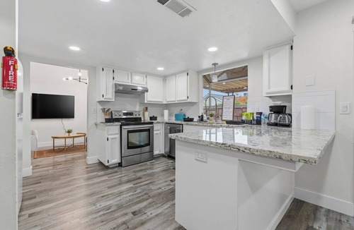 Raisin House | Close to Med Centers + King Bed + Fire Pit