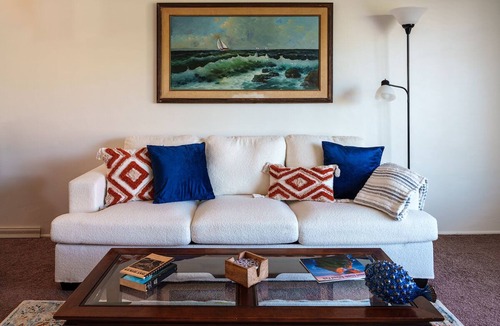 West Beach Apartment | Coastal Getaway-1 Block to Beach-City & Mountain Views