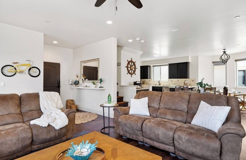 Downtown House | Coastal Luxury Living Rooftop Fire Pit + 2 Blocks from Beach | Stimson