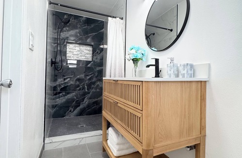 Midway City House | Coastal Stay at OC 6 miles from the beach
