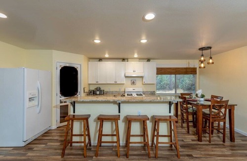 Mariposa Cottage | Cody's Comfy Cottage and Spa near Yosemite National Park