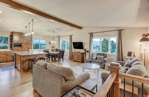 Northeast Colorado Springs House | Colorado Retreat-King-Pikes Peak View-Foosball