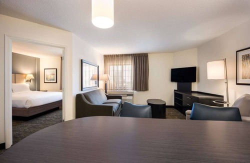 Golden Hotel | Comfort and Relaxation! 2 Modern Units, Full Kitchen, Pet-friendly Property!