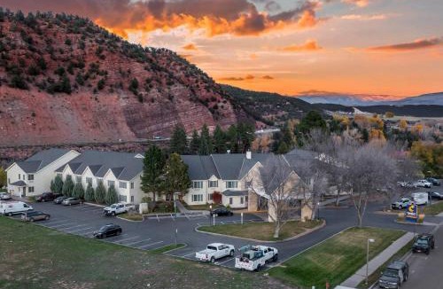 Carbondale Hotel | Comfort Inn & Suites Carbondale on the Roaring Fork