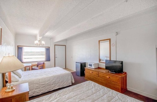 Osborne Hotel | Comfortable 2-Bedroom Unit w/Desk – Perfect for Working Travelers