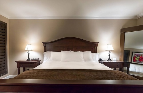 Cupertino Hotel | Comfortable Countryside Stay! Free Parking and Breakfast, Onsite Pool
