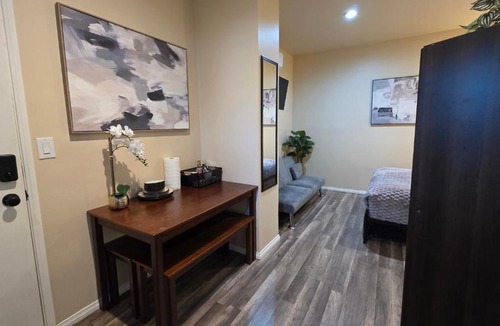Beverly Grove Apartment | Comfortable Guest Studio by Cedars-Sinai, Beverly Center and Beverly Hills