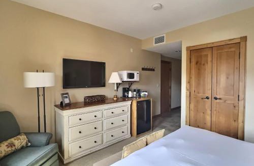 Mount Crested Butte House | Comfortable King Hotel Room on the top Floor Best Location on the Mtn