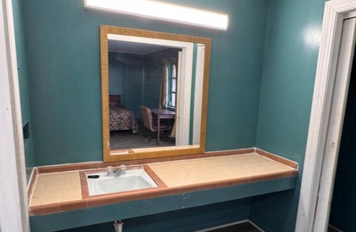 Dothan Hotel | Comfortable Pet-Friendly Room Near Dothan Attractions! w/Free Parking