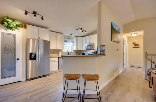 Woodland Park Cottage | Comforting Woodland Park Home w/Fire Pit!