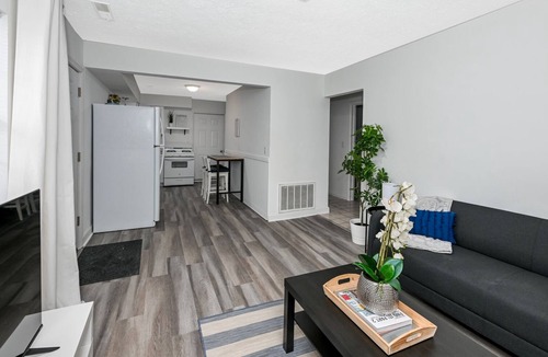 Cuyahoga Falls Apartment | Comfy 2bd Perfect for Travel Professionals!