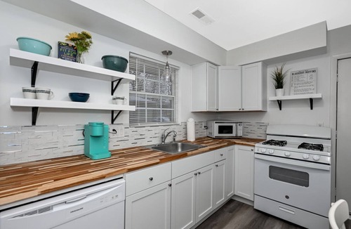 Cuyahoga Falls Apartment | Comfy 2bd Perfect for Travel Professionals!