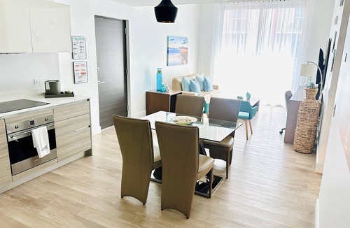 Hollywood Condo | CONDO @Hollywood BEACH ✦Rooftop POOL and HOT Tub ✦STEPS to BEACH ✦ PET Friendly!
