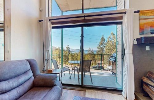 Tahoe Village House | CONDO WITH BEAUTIFUL LAKE VIEW & CLOSE TO STAGE COACH LODGE