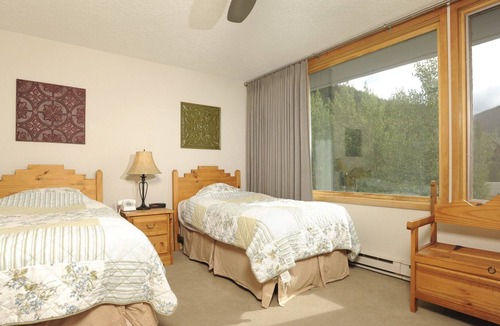 Lakeside Village Condo | Condo with Fireplace and Balcony Near the Lake