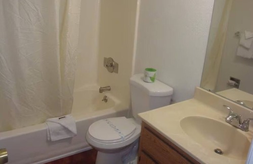 Lake Havasu City Hotel | Convenient Room for Budget Travelers Near Lake Havasu Park, w/Free Parking