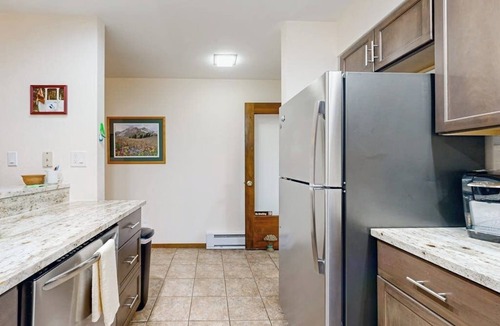 Eagle-Vail Condo | Conveniently located condo with W/D, full kitchen, & shared pool/hot tub