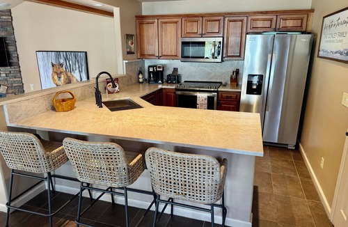 East Village at Copper House | Copper Mt. 4 bd Home, WALK to LIFT, Private HOT TUB, Sleeps 10, W/D, Garage