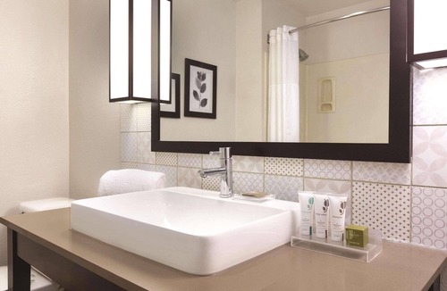 Raisin Hotel | Country Inn & Suites by Radisson, Fresno North, CA