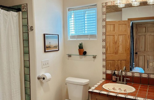 El Prado House | Couples getaway in cozy casita! Taos mountain Views!