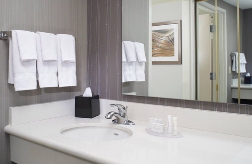 North Olmsted Hotel | Courtyard by Marriott Cleveland Airport North