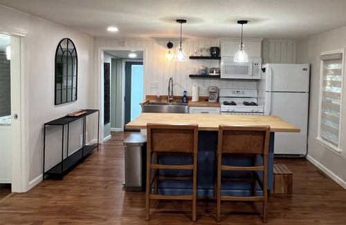 Broadview Heights Cottage | Cozy 1-bedroom cottage in nice Broadview Heights with A/C and free parking