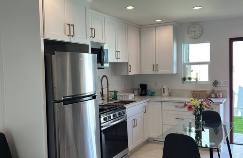 Winnetka Apartment | Cozy 1-bedroom apartment in Los Angeles with AC