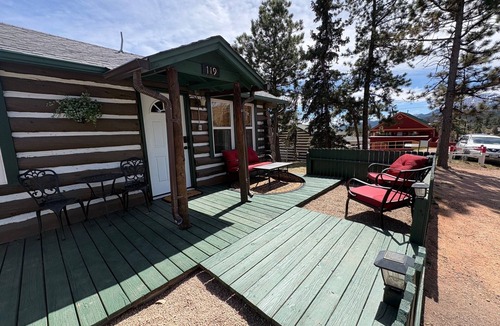 Woodland Park Cabin | Cozy 1-bedroom cabin with mountain views and walkable location. [STR Lic 341658]