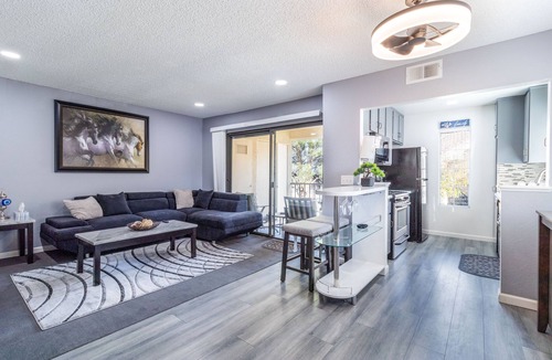Palmdale Condo | Cozy 1 Bedroom Condo Upstairs