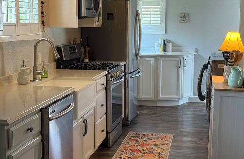 East Colfax House | Cozy 1-bedroom house in pleasant Denver with AC for relaxing stays