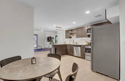 Gateway District Apartment | Cozy 1-bedroom loft ~ Playhouse Square ~ Fitness, BBQ, Fire pit, business center