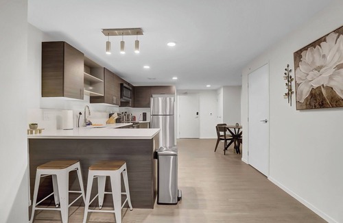 Gateway District Apartment | Cozy 1-bedroom loft ~ Playhouse Square ~ Fitness, BBQ, Fire pit, business center