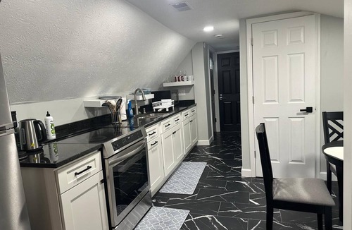 Cleveland Apartment | Cozy 1-bedroom studio close to the Cleveland Clinic!