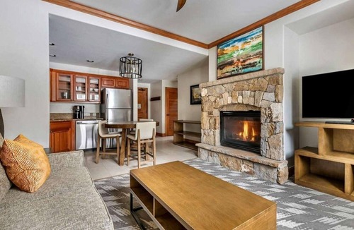 Peak 9 Resort | Cozy 1-Bedroom Suite at Valdoro Mountain Lodge – Ski & Relax