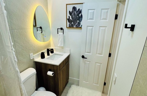 Poinsettia Heights Apartment | Cozy 1-bedroom apartment in adorable Fort Lauderdale with AC