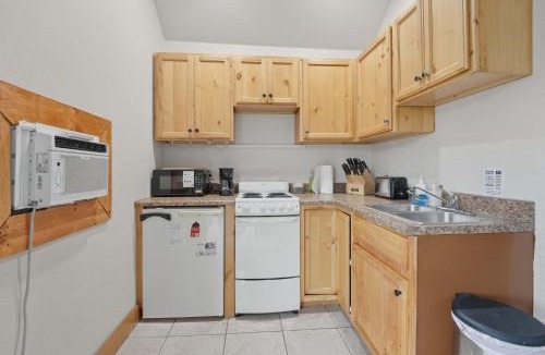 Fort Collins Apartment | Cozy 1BR Mountain View Studio with Fireplace &Deck