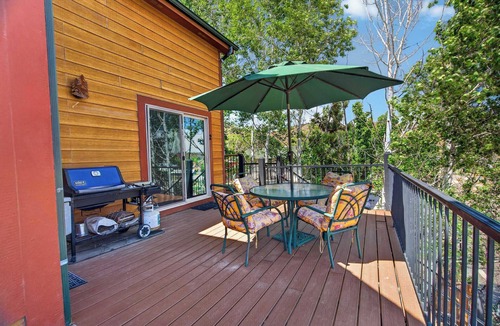 Fort Collins Apartment | Cozy 1BR Retreat with Deck, Views & Jetted Tub