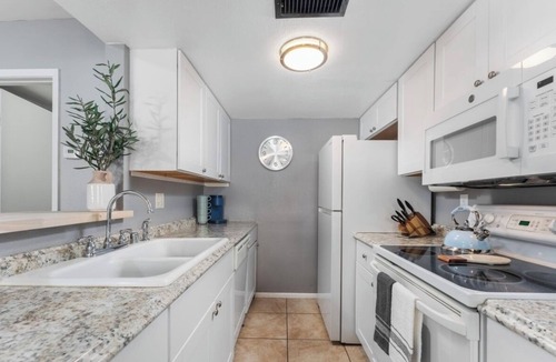 Lake Havasu City Condo | Cozy 2-Bed Lake Havasu Gem - Steps to Lake & Dining!