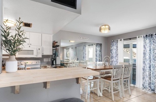 Lake Havasu City Condo | Cozy 2-Bed Lake Havasu Gem - Steps to Lake & Dining!