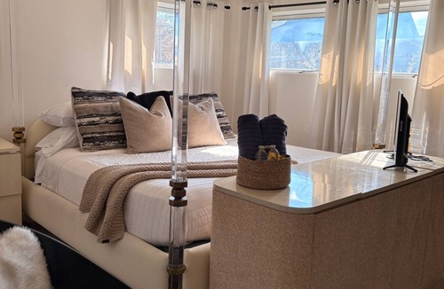 New Franklin Hotel | Cozy 2-bedroom house in serene Portage Lakes
