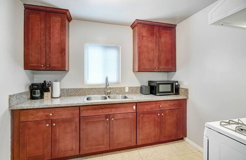 Alhambra Apartment | Cozy 2B1B Retreat: Great Transit & Quiet Street