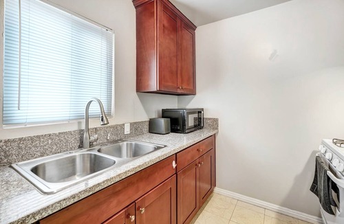 Alhambra Apartment | Cozy 2B1B Retreat: Great Transit & Quiet Street