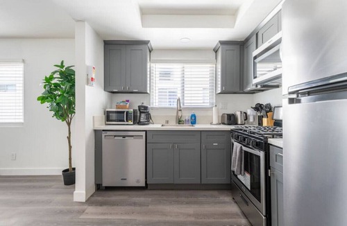Alhambra Condo | Cozy 2BR/2BA Apt in DT Alhambra + EV Charger