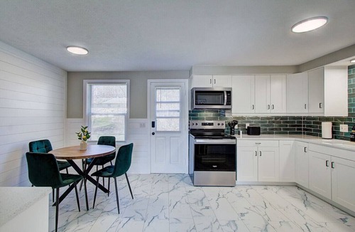 North Canton Apartment | Cozy 2BR | Central North Canton w/Garage