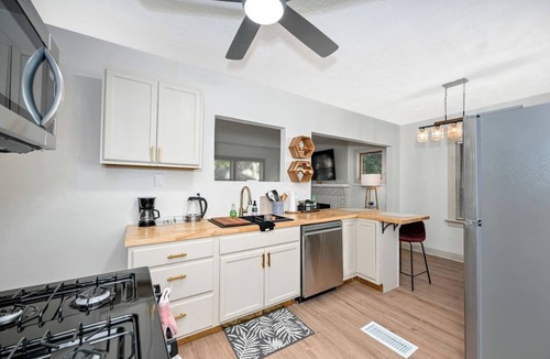 Lyndhurst House | Cozy 2BR Lyndhurst Retreat-Near Cleveland Clinic