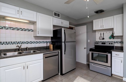Rocky River Apartment | Cozy 2BR Upstairs Unit Near Cleveland Clinic & I-90