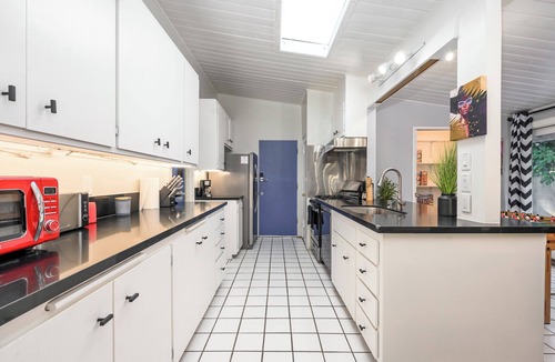 Fullerton House | Cozy 4-bedroom house with Pool. Mins to Disney