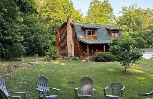 Minerva Cabin | Cozy 5-bedroom cabin with WiFi, AC-nestled in the woods near Minerva, Ohio