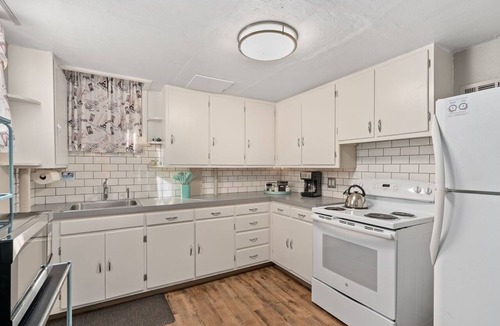 Old Town West Apartment | Cozy Abode on Mountain Ave – Walk to Old Town!