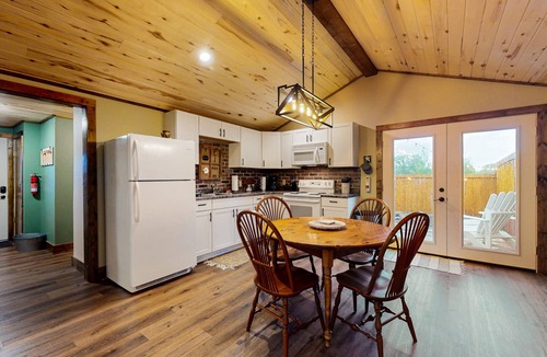 Del Norte Apartment | Cozy apartment with full kitchen, patio, grill & convenient location